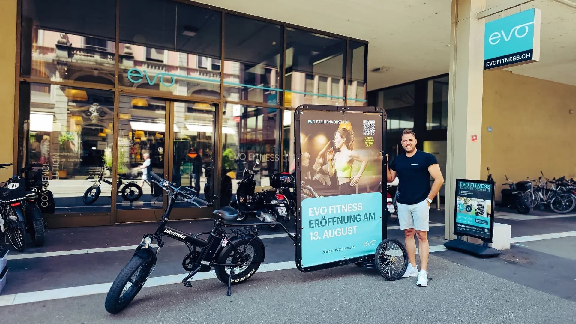 Biketrailer mit EVO-Fitness-Kampagne vor dem Club in Basel